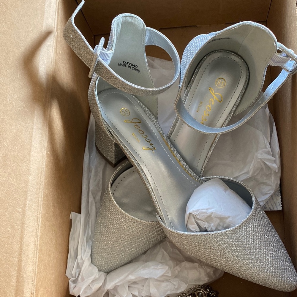 Size 9.5 Women Silver Dress Shoe